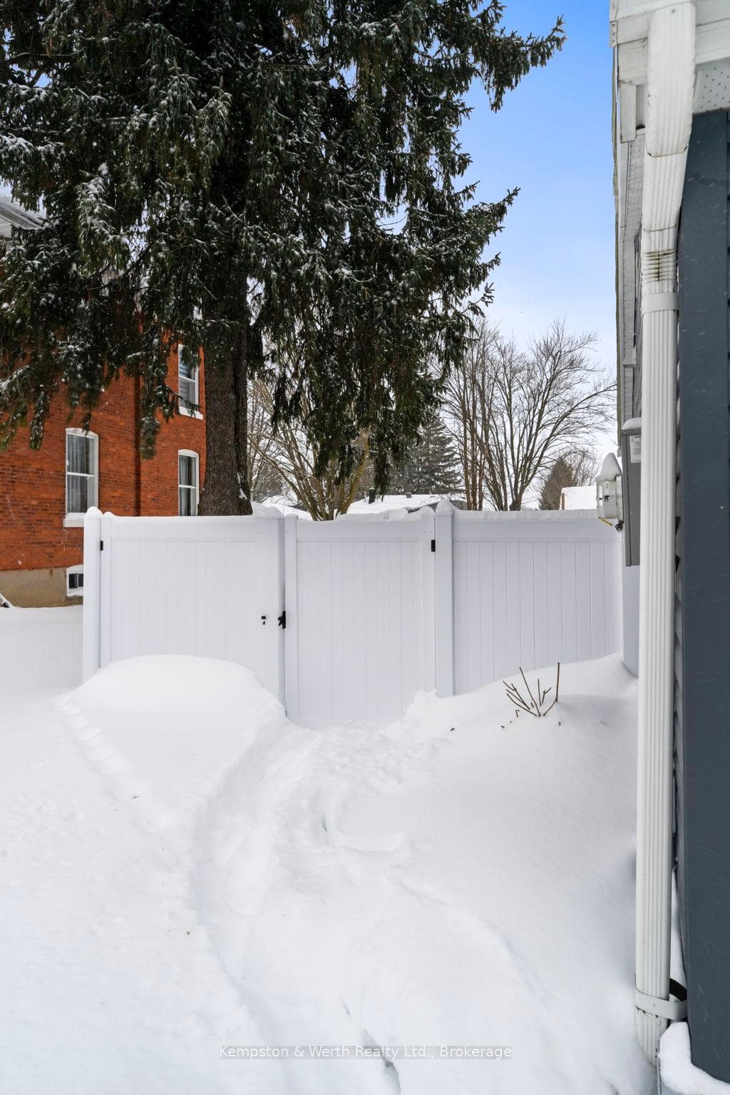 210 King Street photo 31