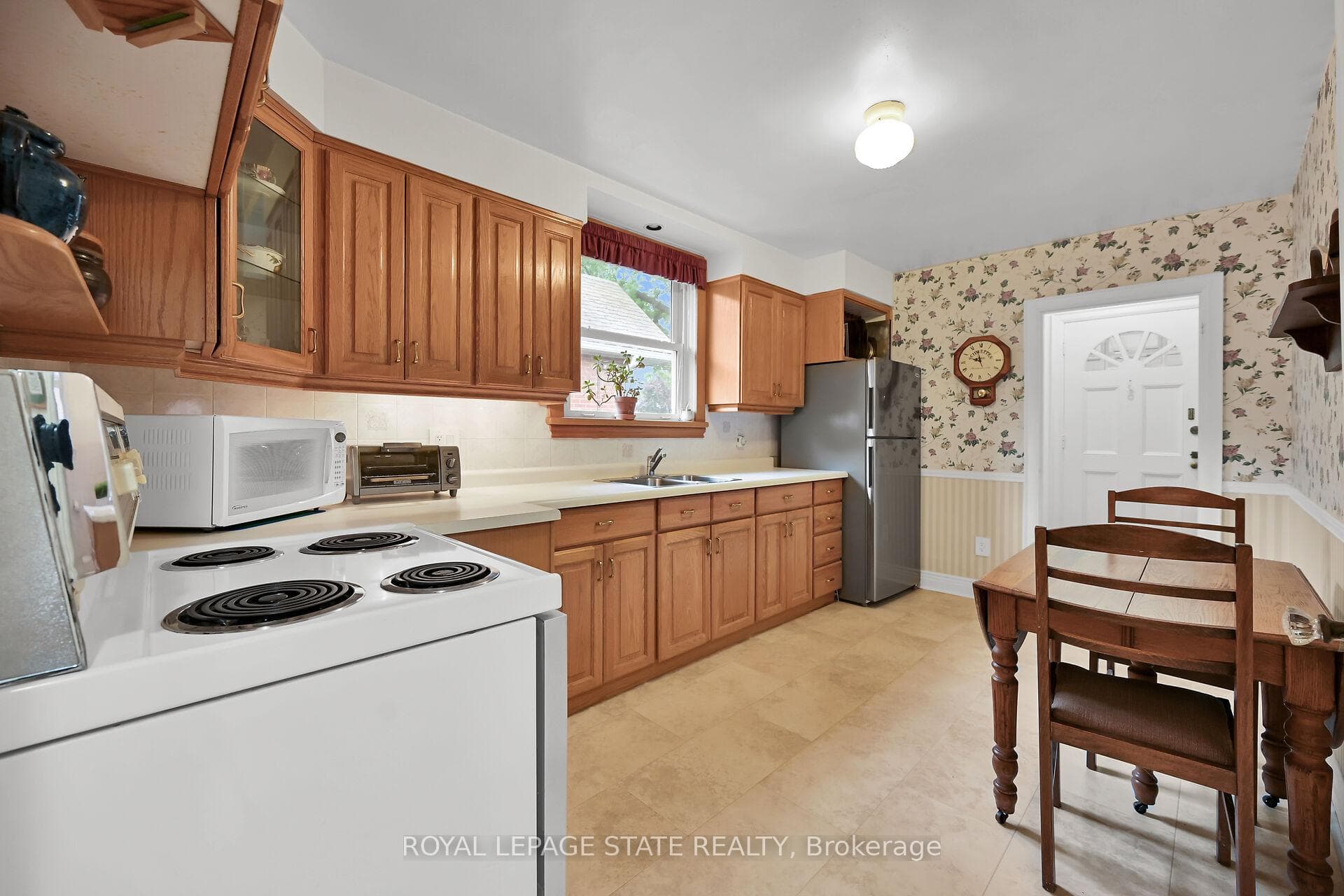 Eat-In Kitchen