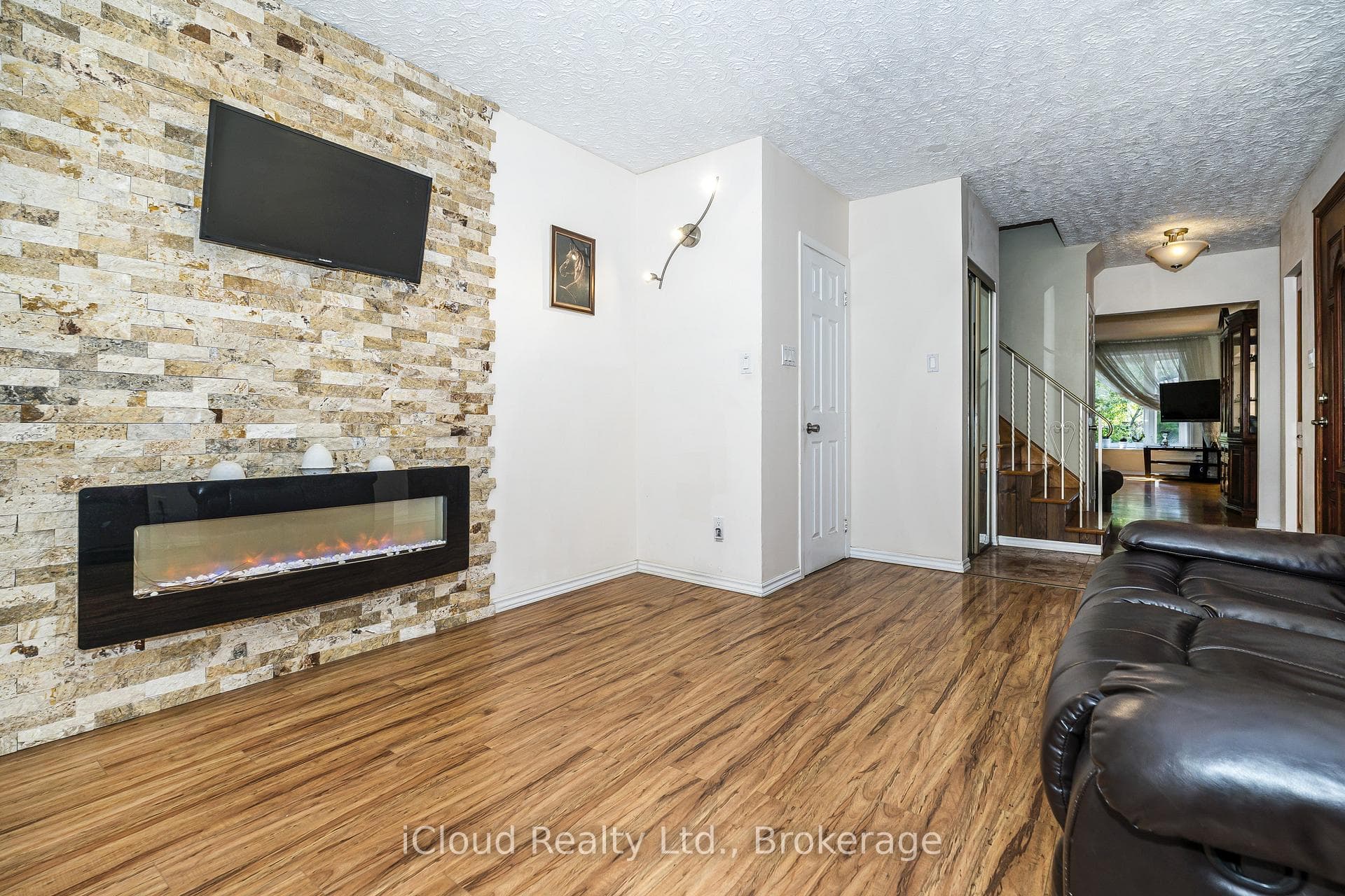 1704 Oberon Crescent photo 6