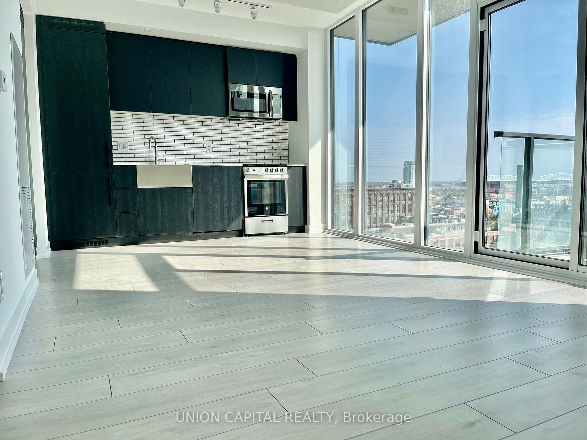270 Dufferin Street Unit 906 photo 5