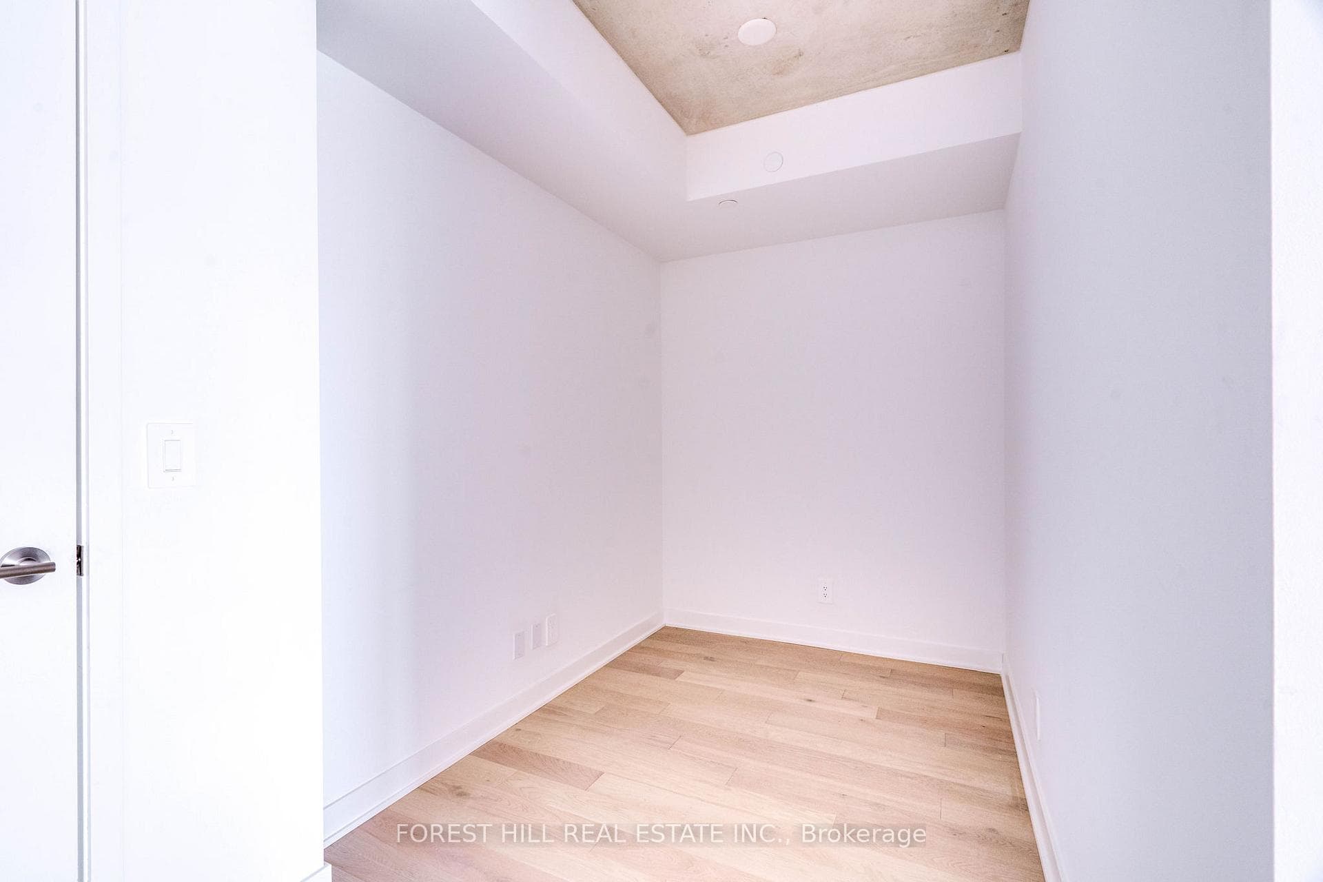 2720 Dundas Street Unit 401 photo 23