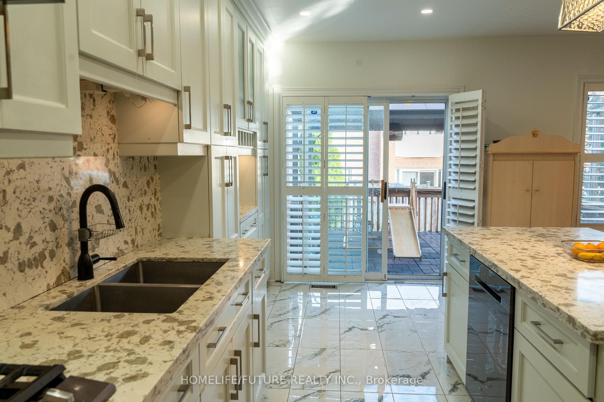 620 Madame Street photo 9
