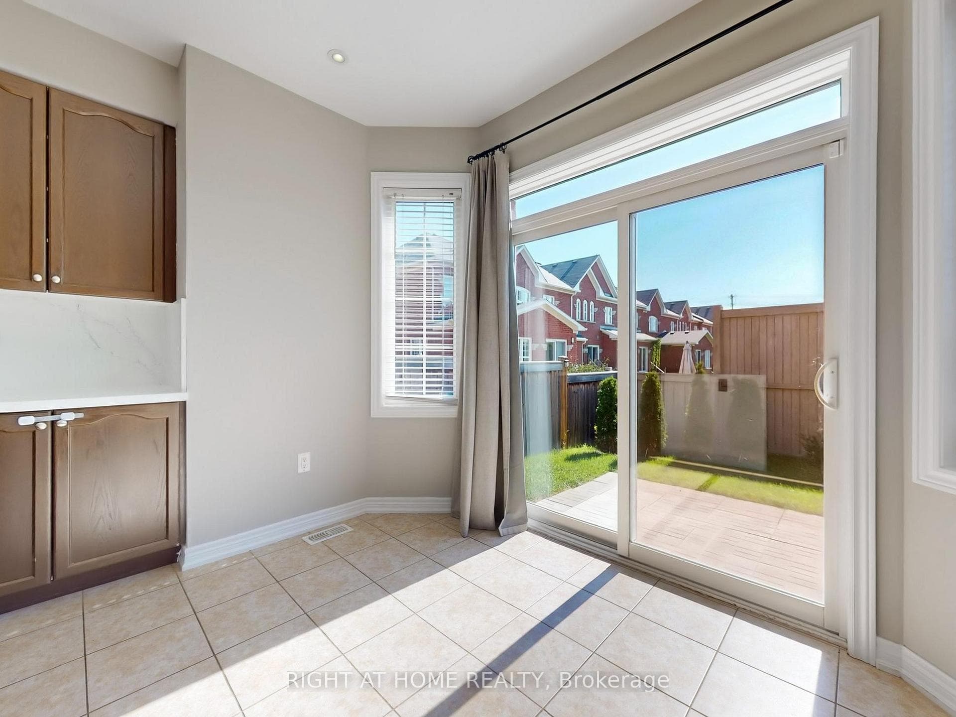 537 Vaughan Court photo 15