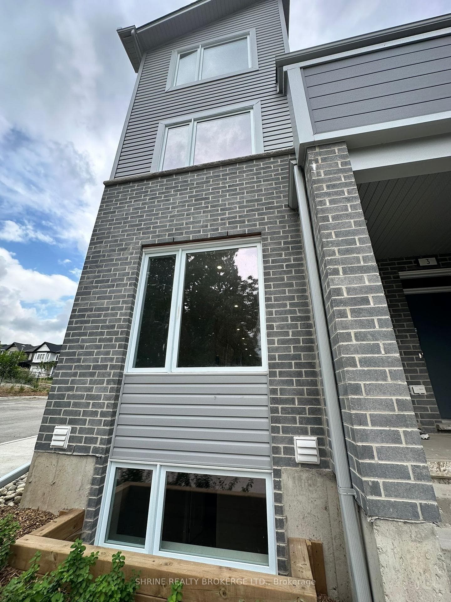 990 Deveron Crescent Unit 1 photo 1