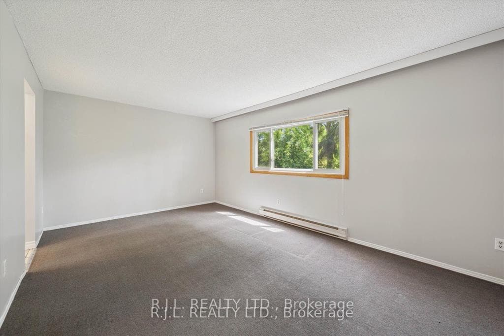 1675 Applewood Crescent photo 9
