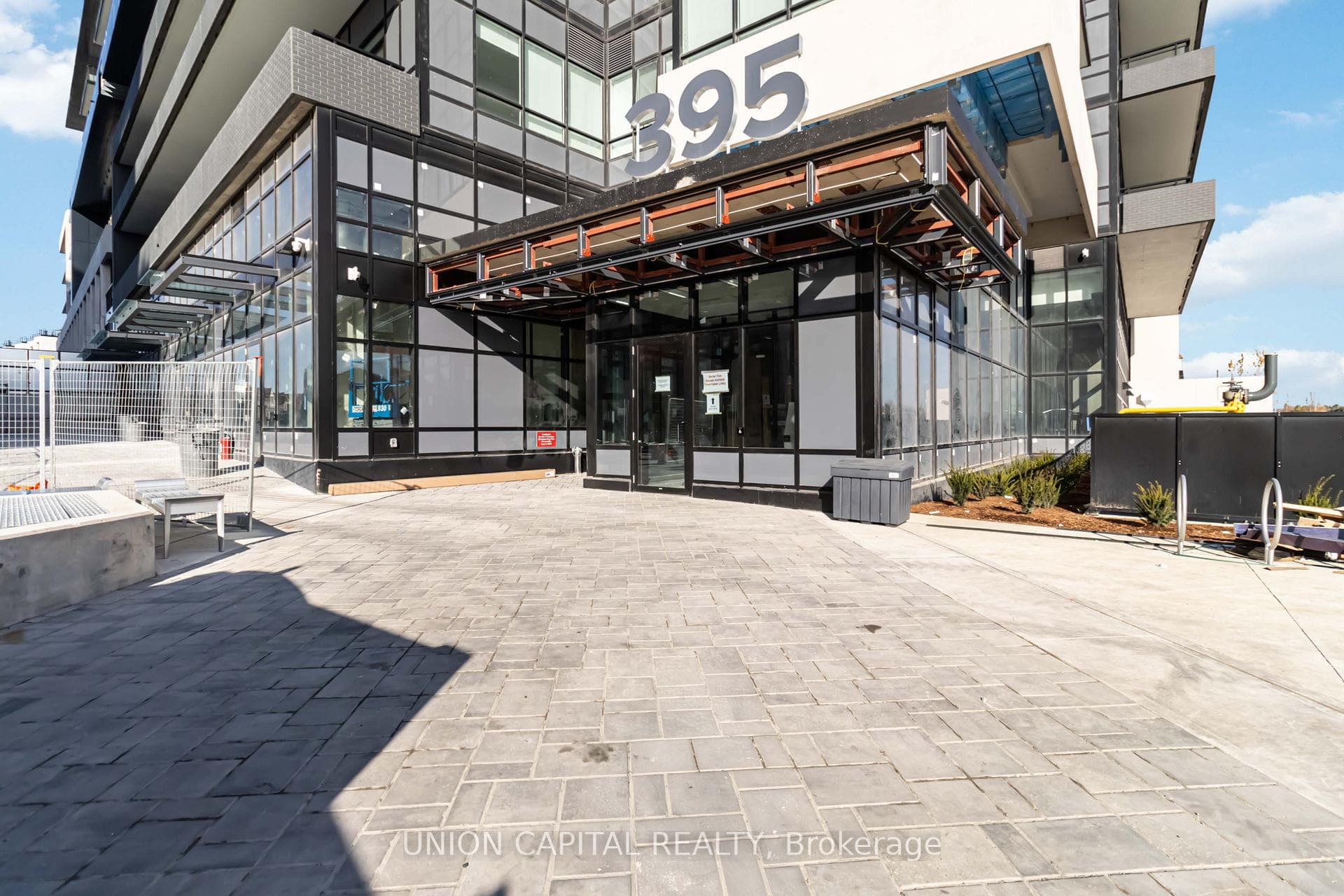 395 Dundas Street Unit 422 photo 2