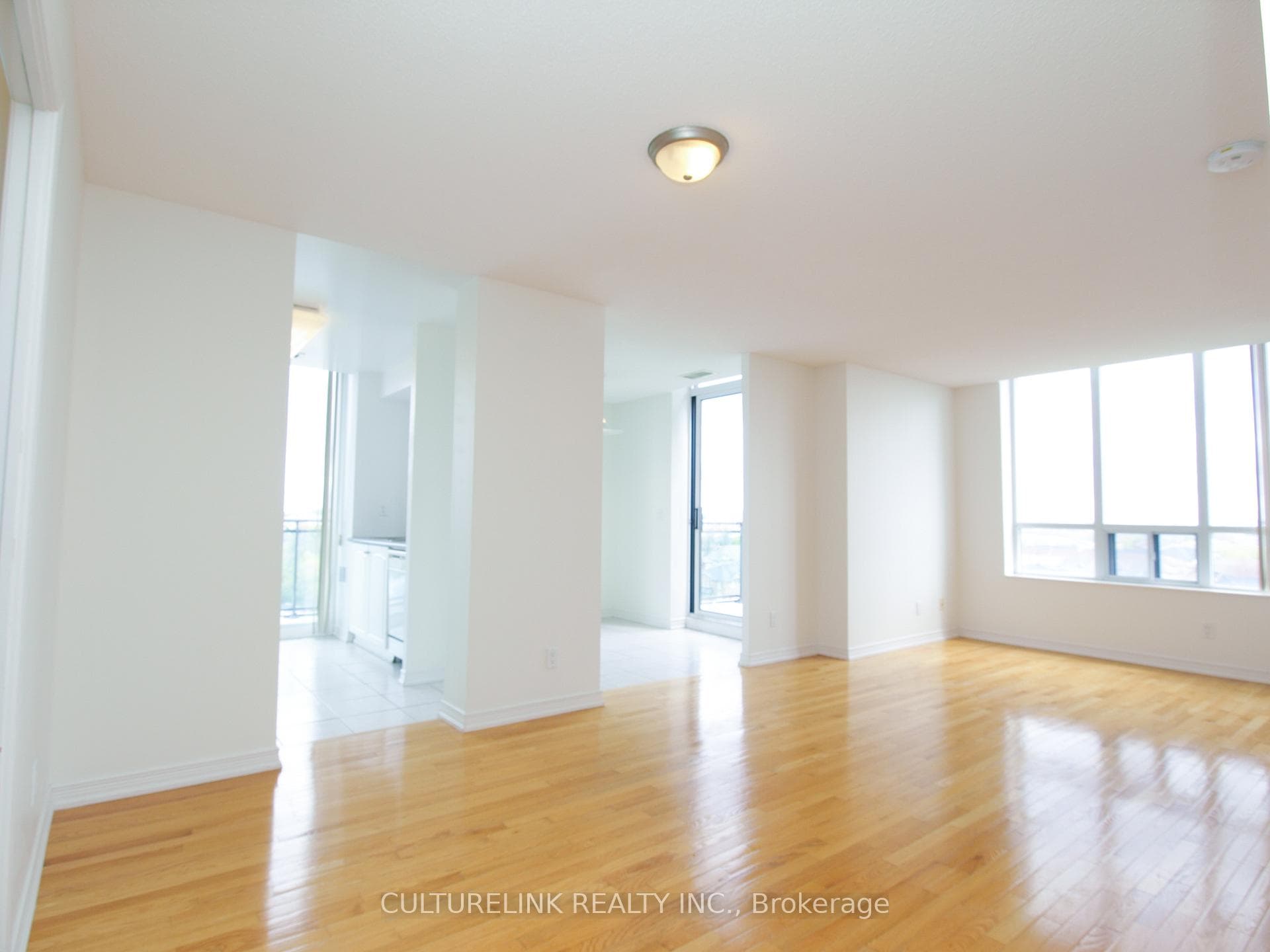 310 Red Maple Road Unit 814 photo 3