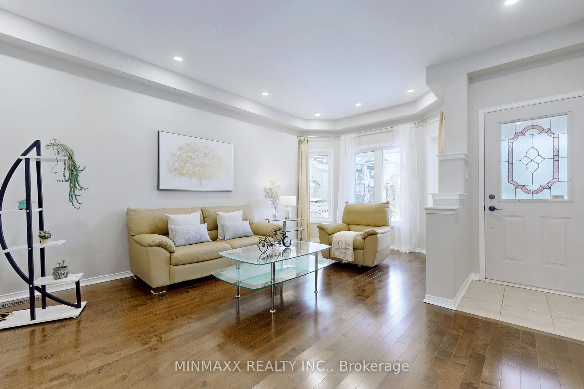 1081 Holdsworth Crescent photo 3