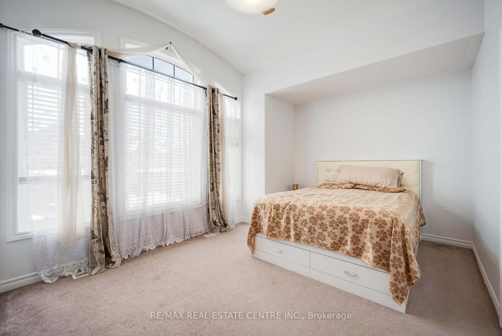 19 Mediterranean Crescent photo 39