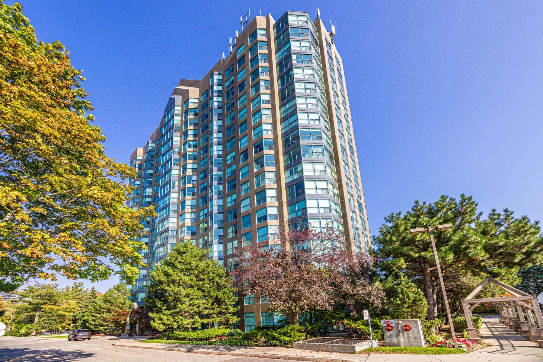 2177 Burnhamthorpe Road Unit 1606 photo 1