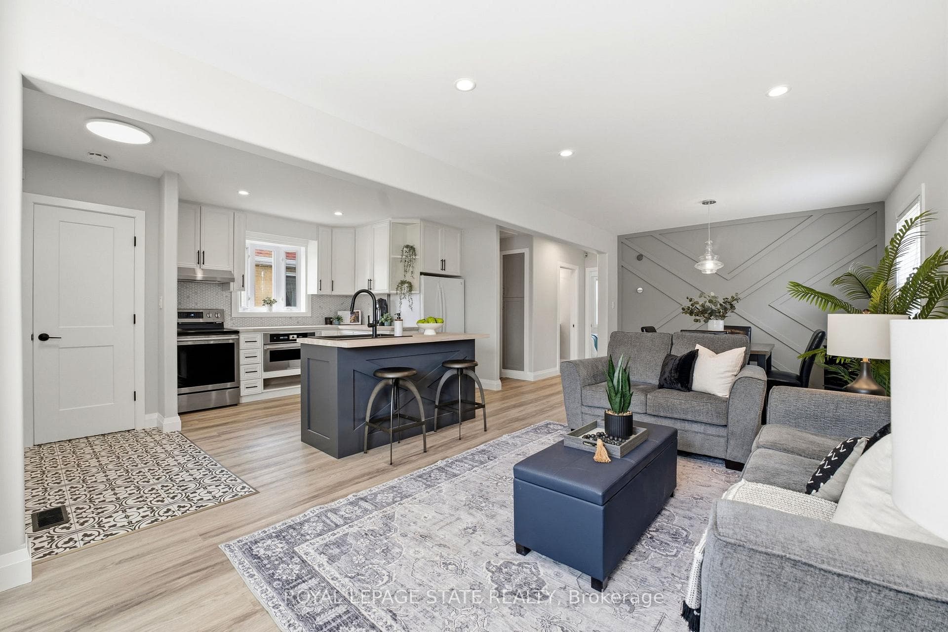 957 Queensdale Avenue photo 4