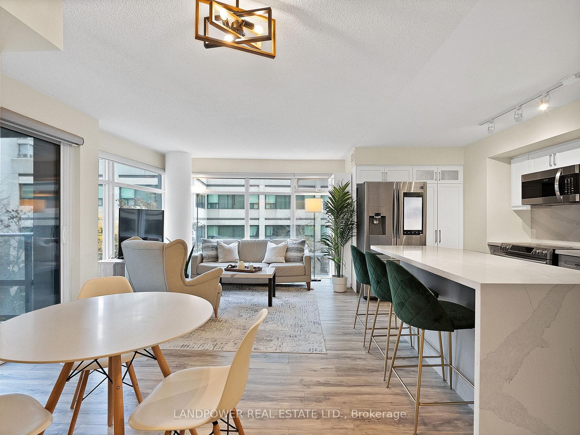 2191 Yonge Street Unit 411 photo 3