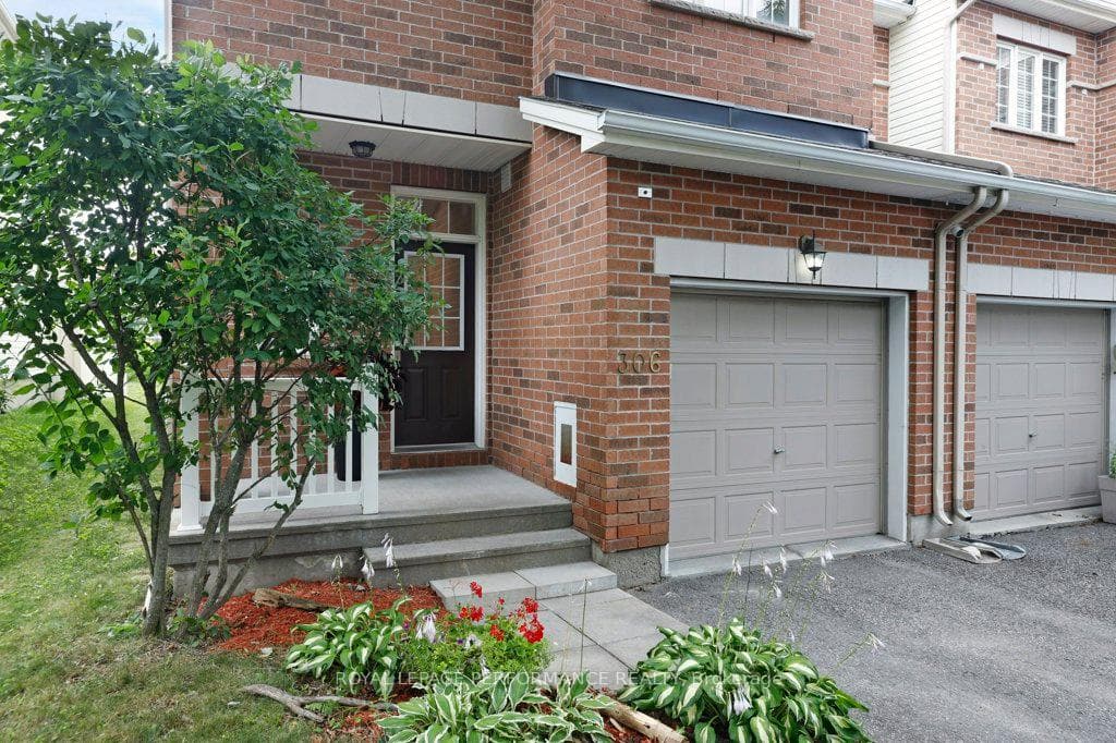 306 Waymark Crescent photo 3