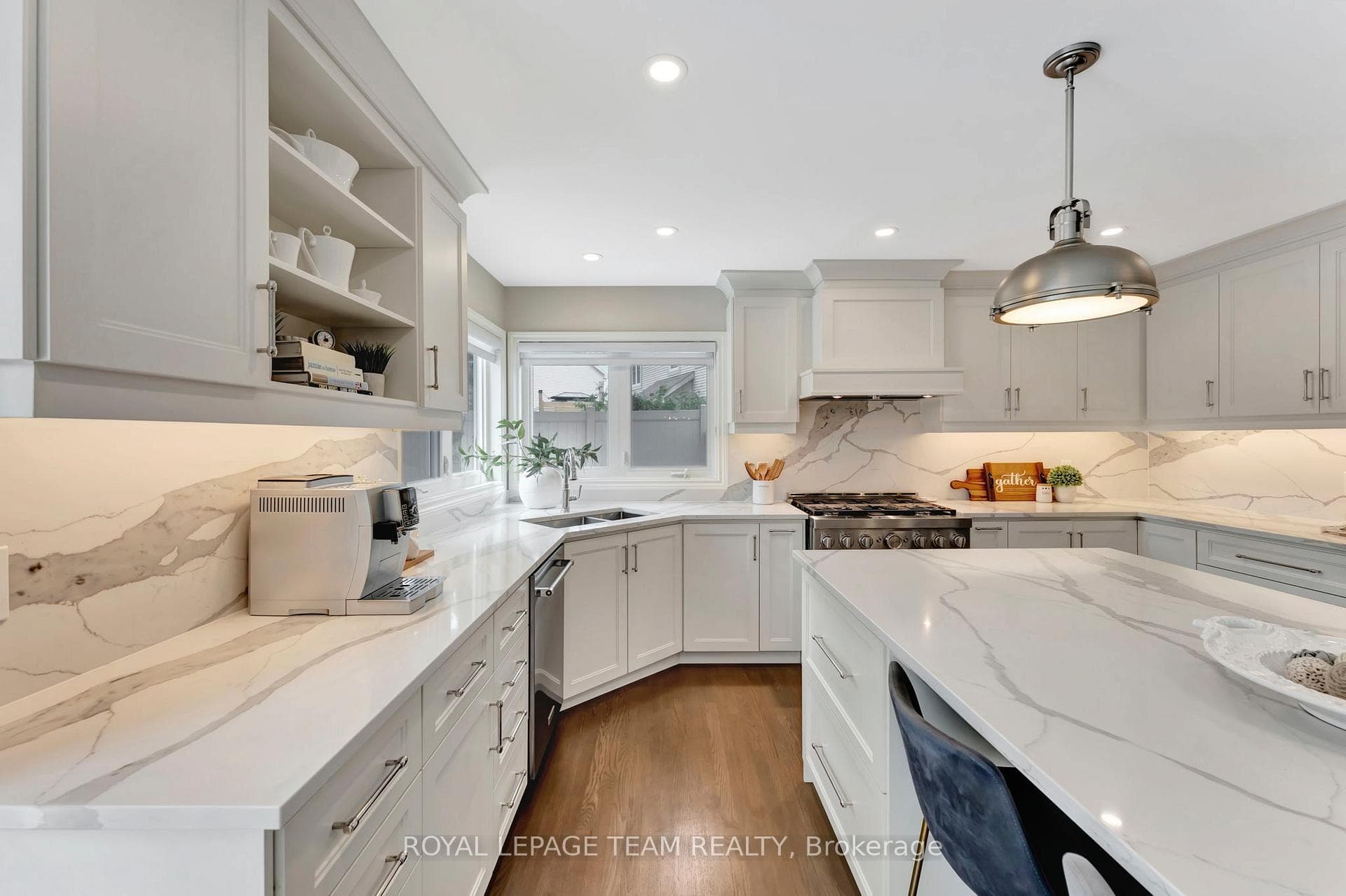 Kitchen stainless steel appl, hardwood floor