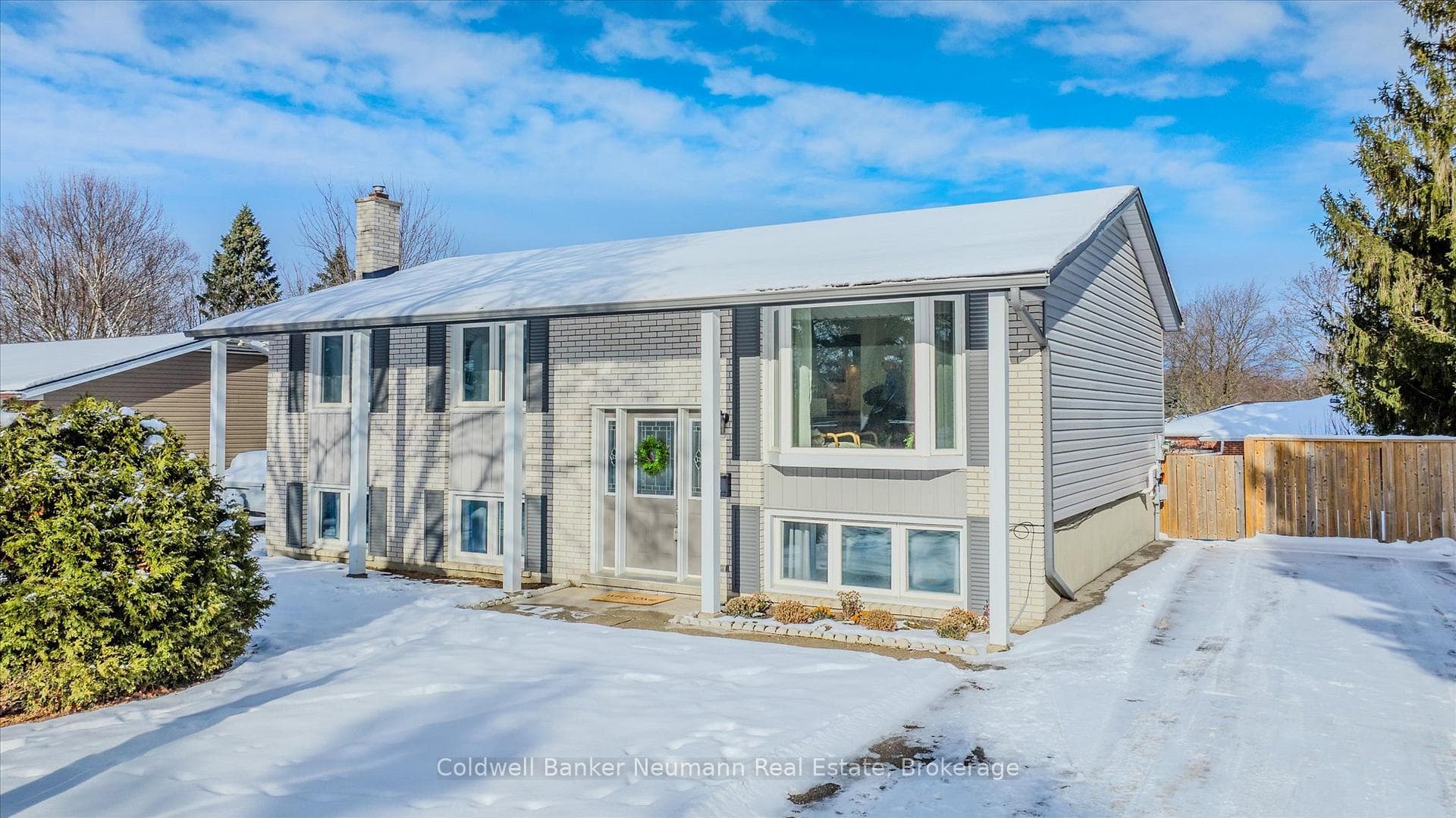 150 Applewood Crescent photo 42