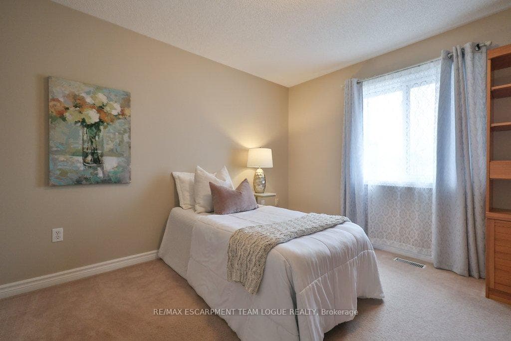 2111 KEVIN Crescent photo 29
