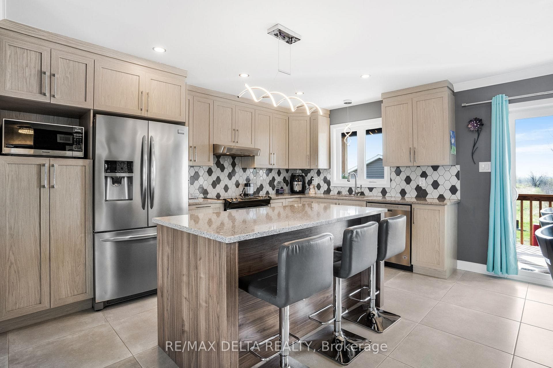 690 Roxane Crescent photo 18