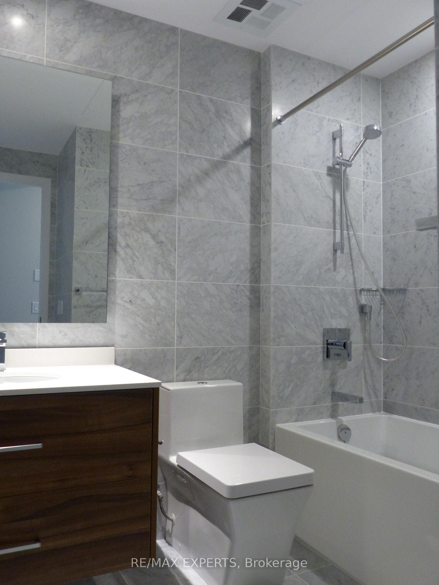 488 University Avenue Unit 2105 photo 14