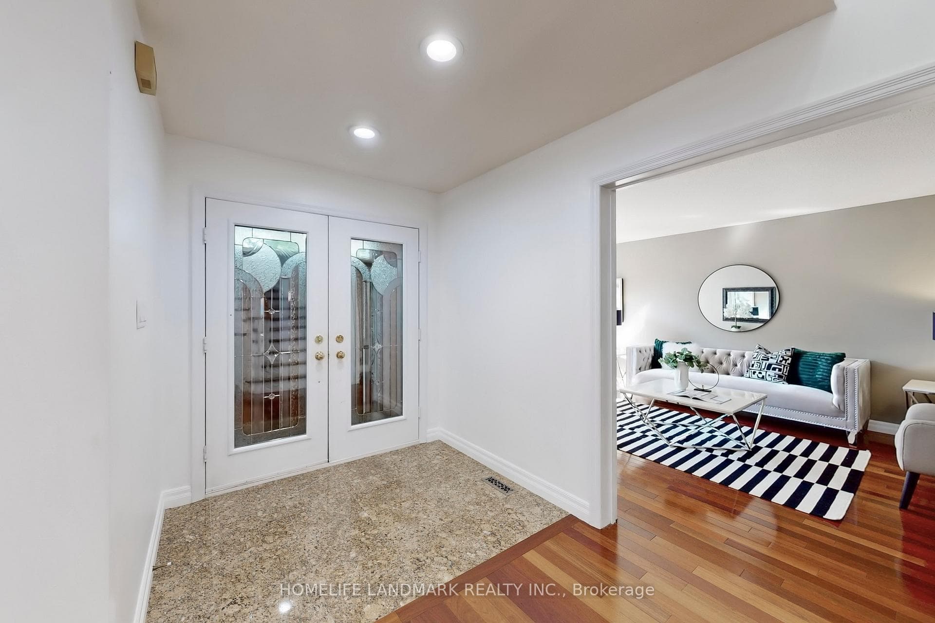 105 Topham Crescent photo 3