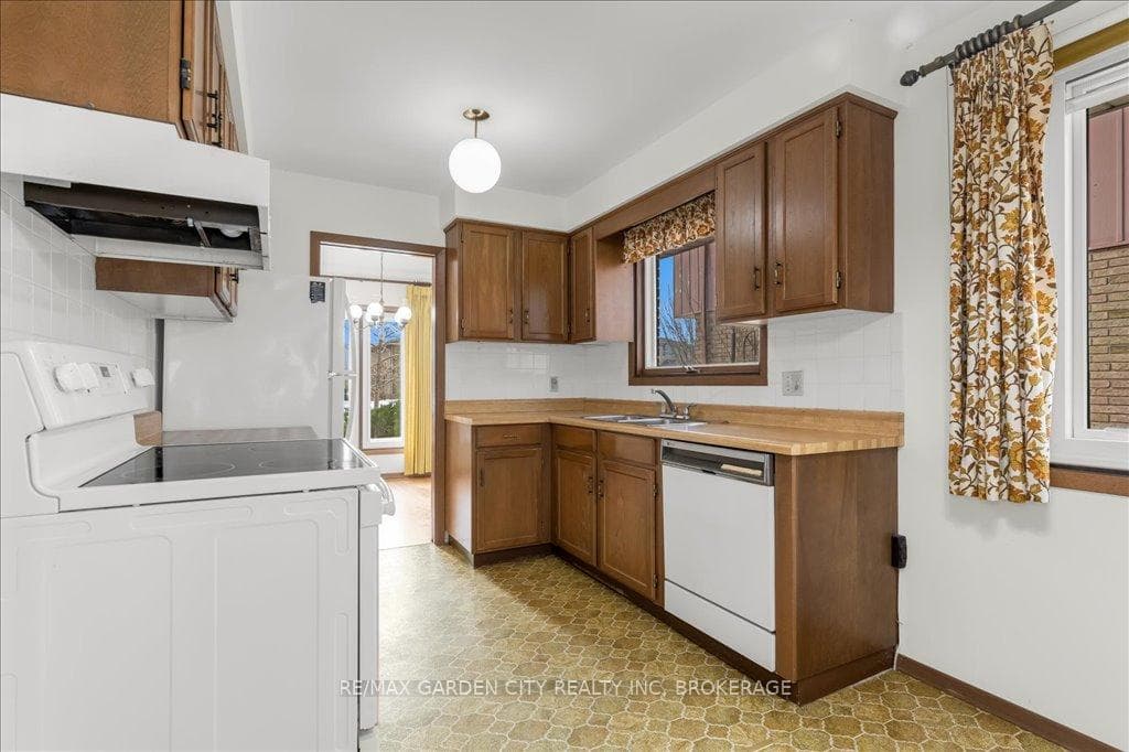 30 BUTLER Crescent photo 11