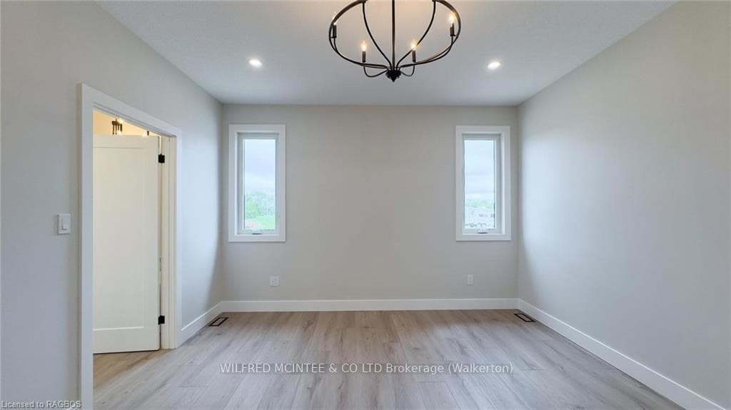 48 MCTAVISH Crescent photo 32