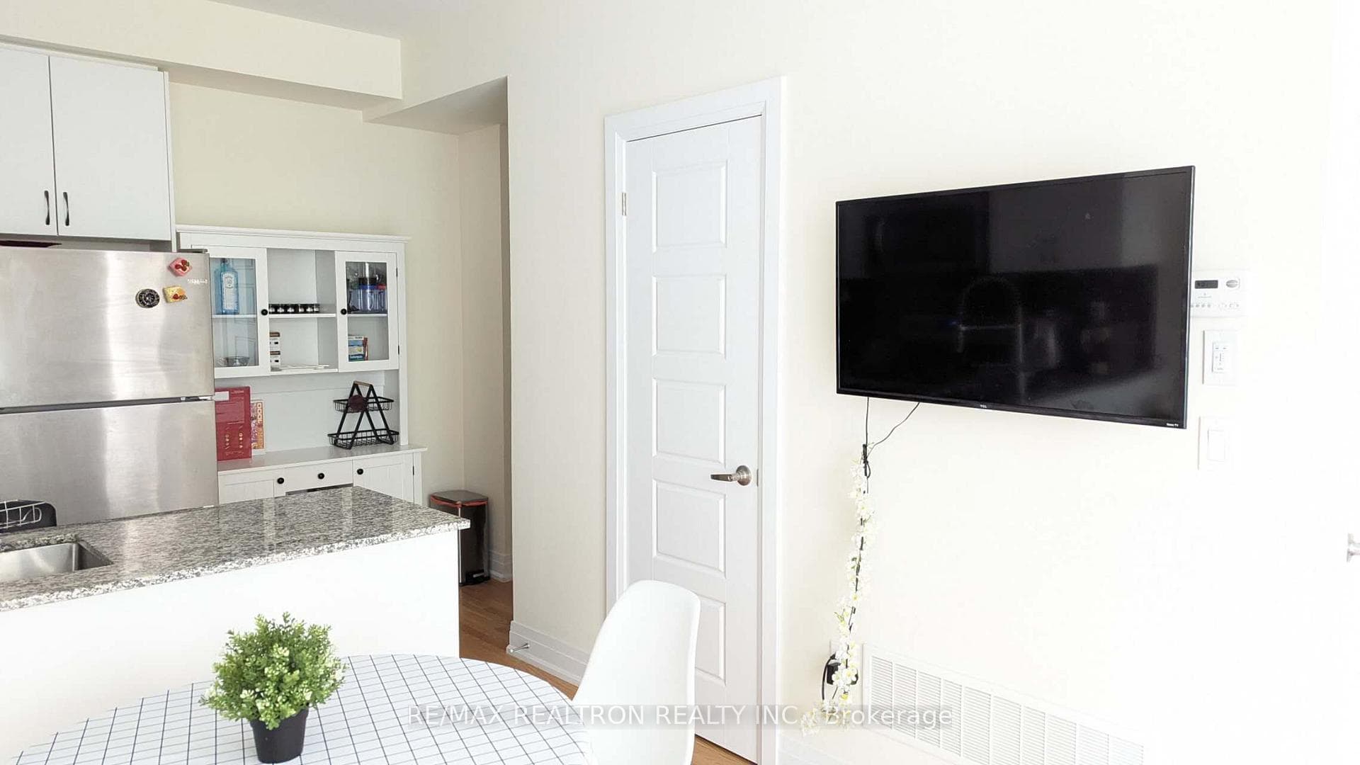 717 Lawrence Avenue Unit 35 photo 5