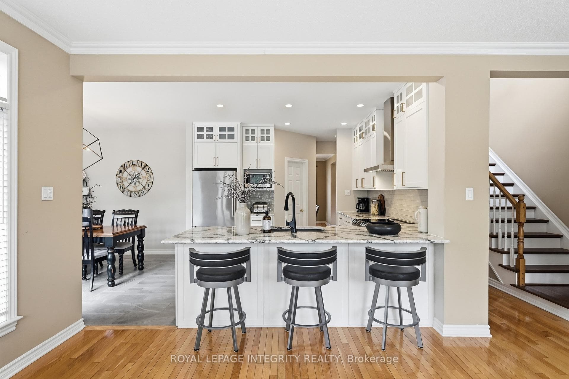 578 Devonwood Circle photo 4