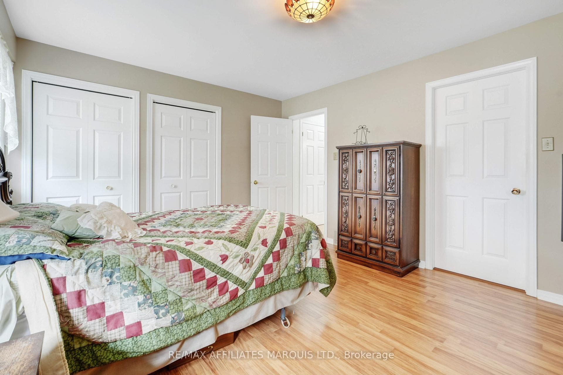 297 Ivan Crescent photo 17