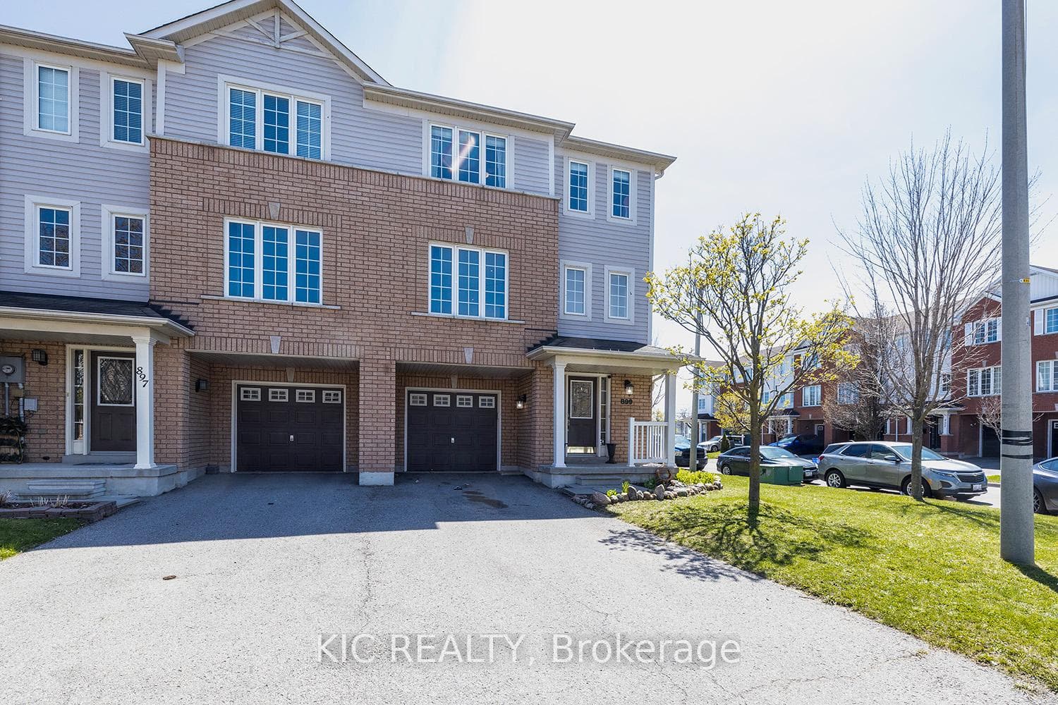 899 Bourne Crescent photo 2