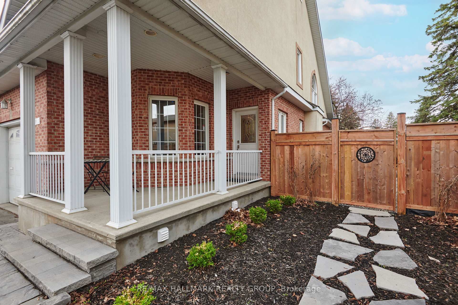 EXTERIOR FRONT | landscaped path to side yard