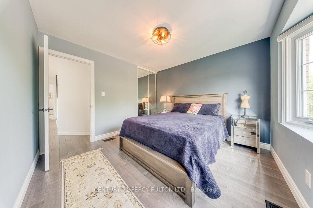 18 Booth Crescent photo 28