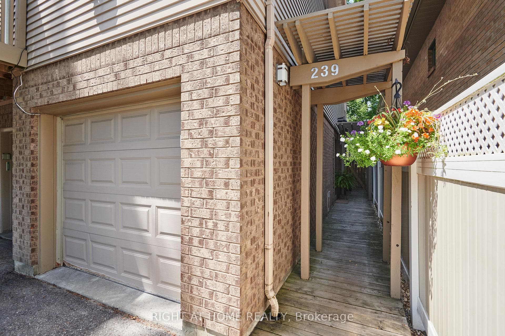 239A Sunnyside Avenue photo 3
