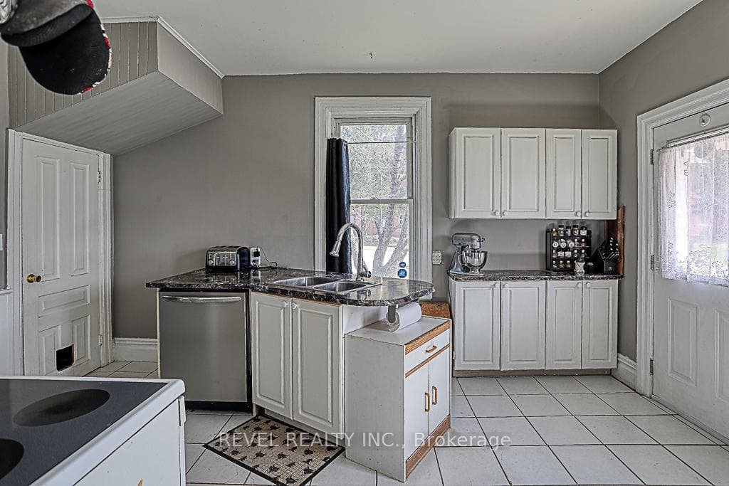 516 Henry Street photo 9