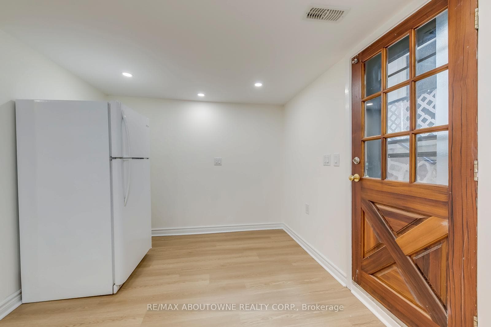 255 Weldon Avenue Unit Lower photo 8