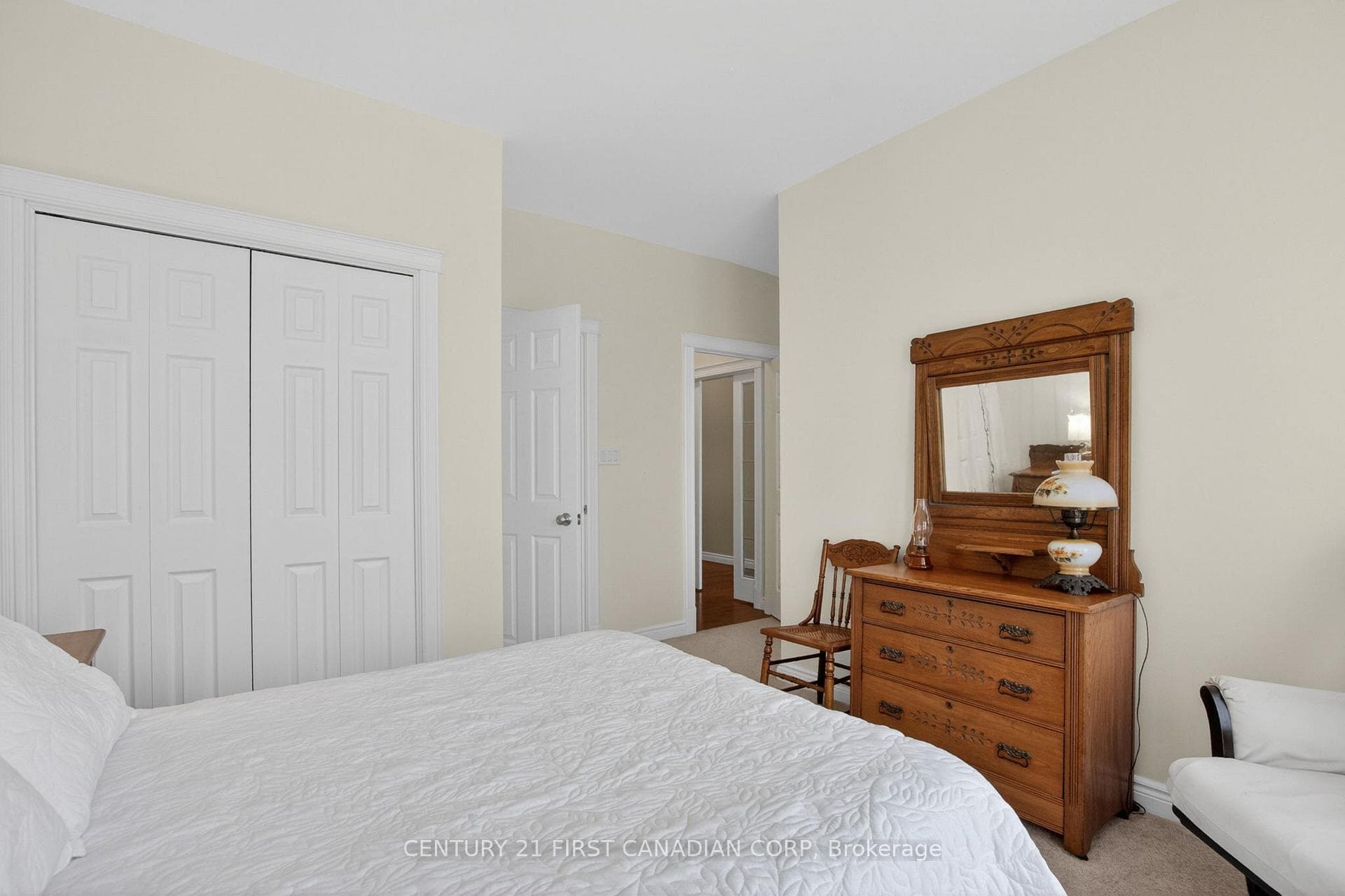 653 Peter Street photo 29