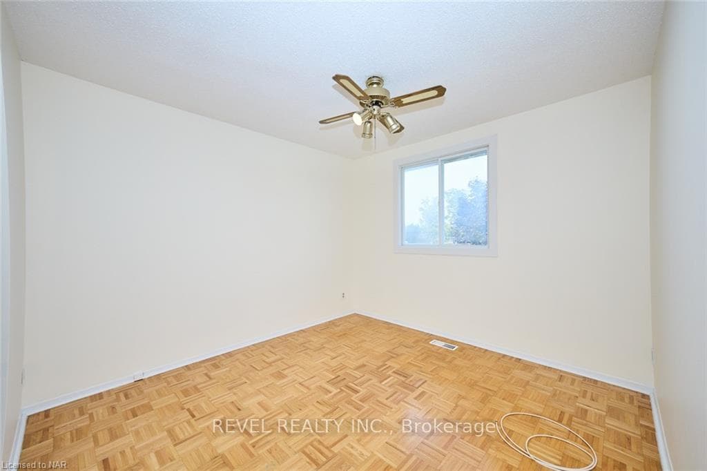 7635 Ronnie Crescent photo 17