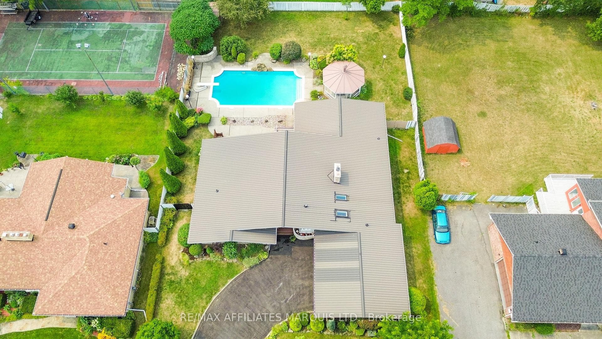 2724 Ross Avenue photo 4