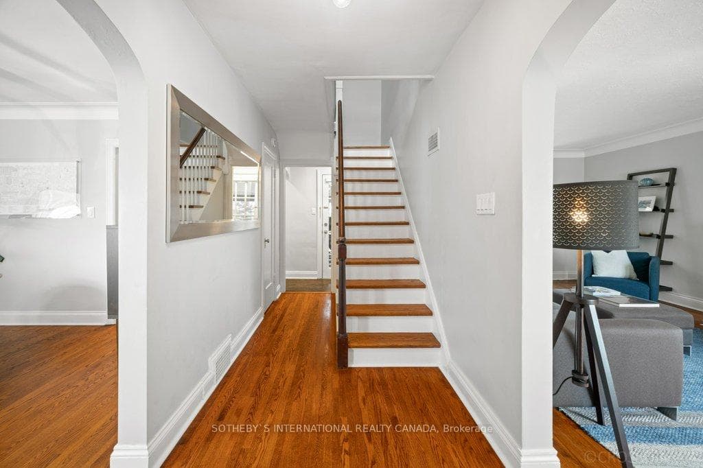 149 Burnhamthorpe Road photo 5
