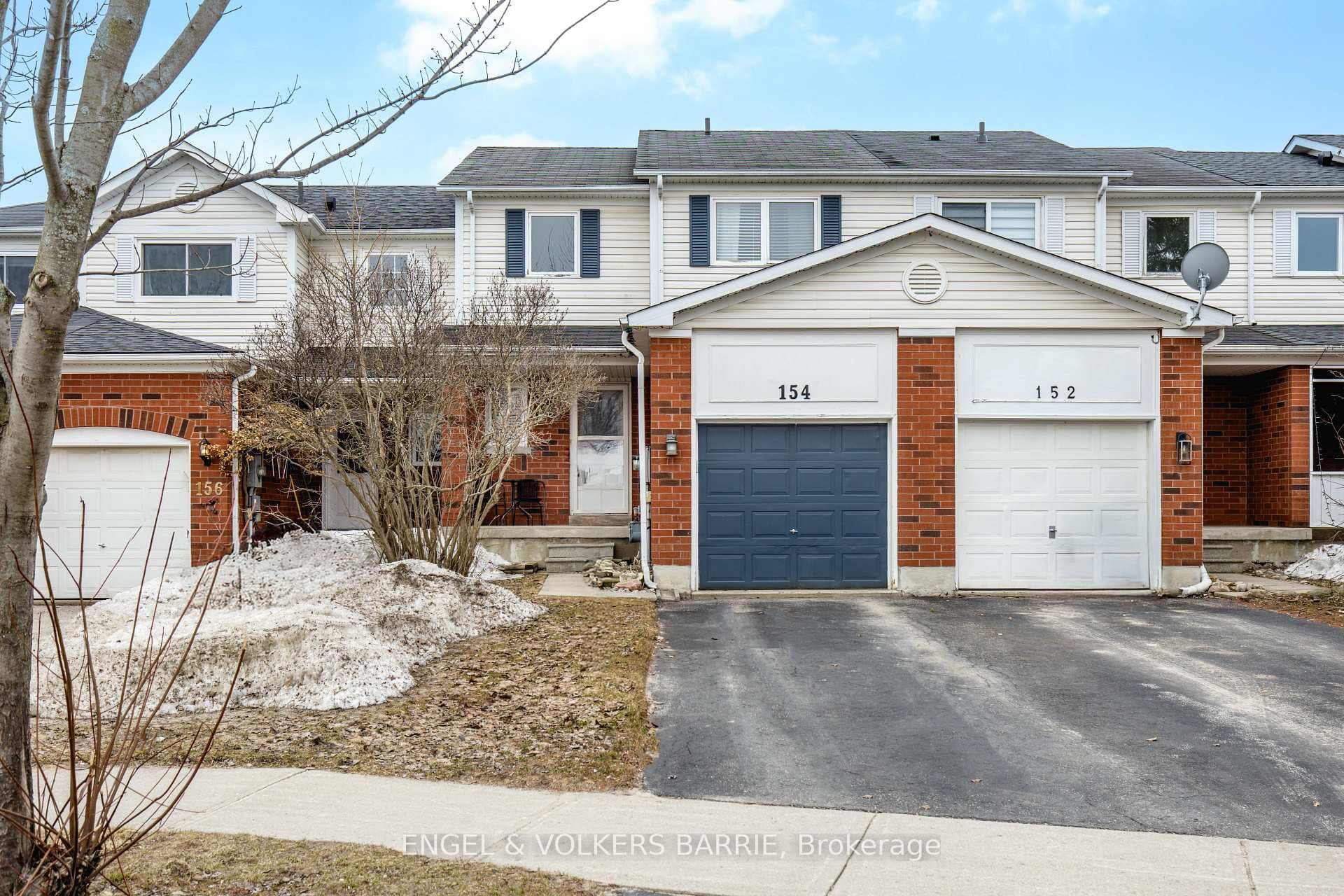 154 PICKETT Crescent photo 2