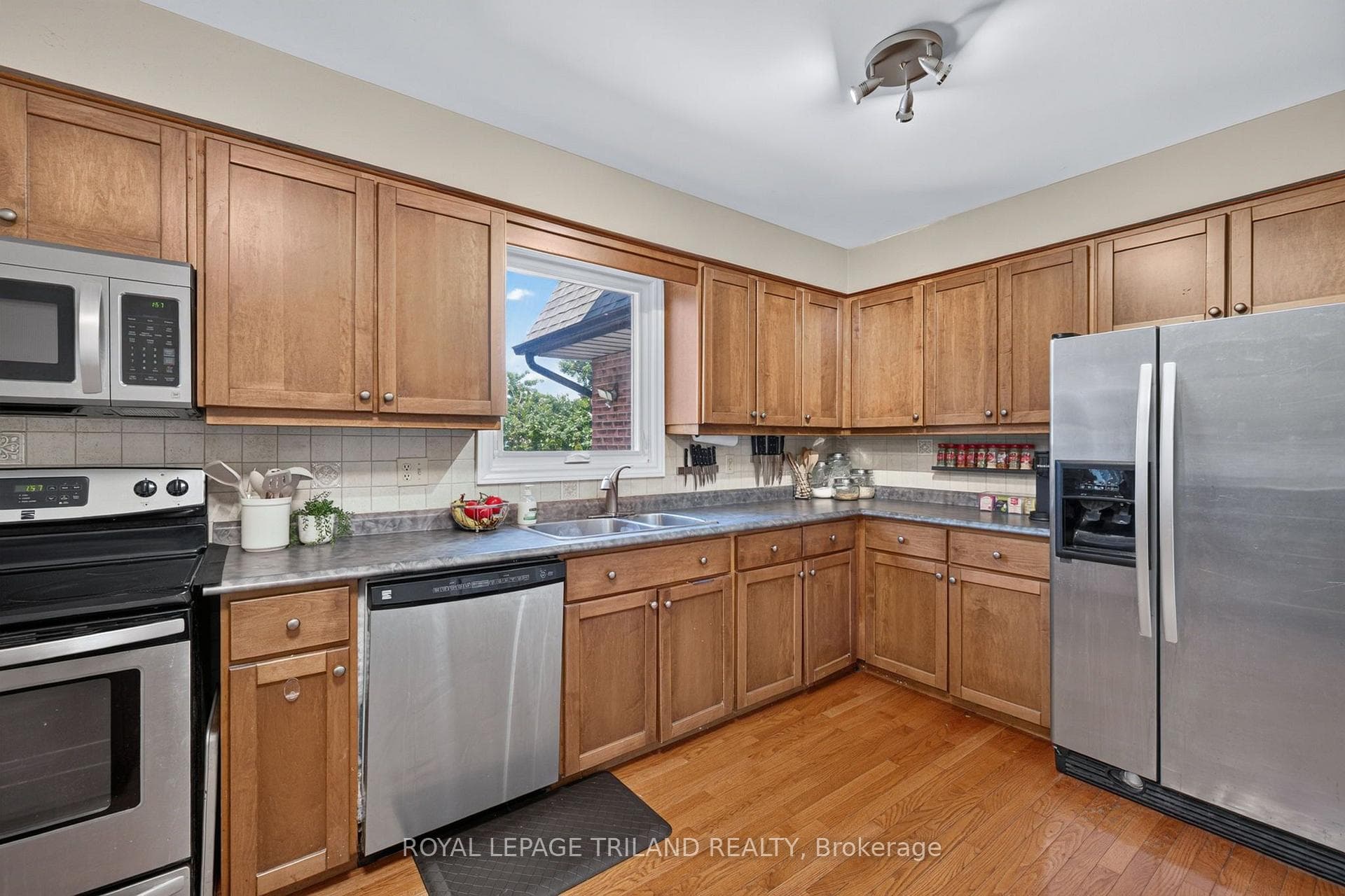 1077 MAHOGANY Crescent photo 14