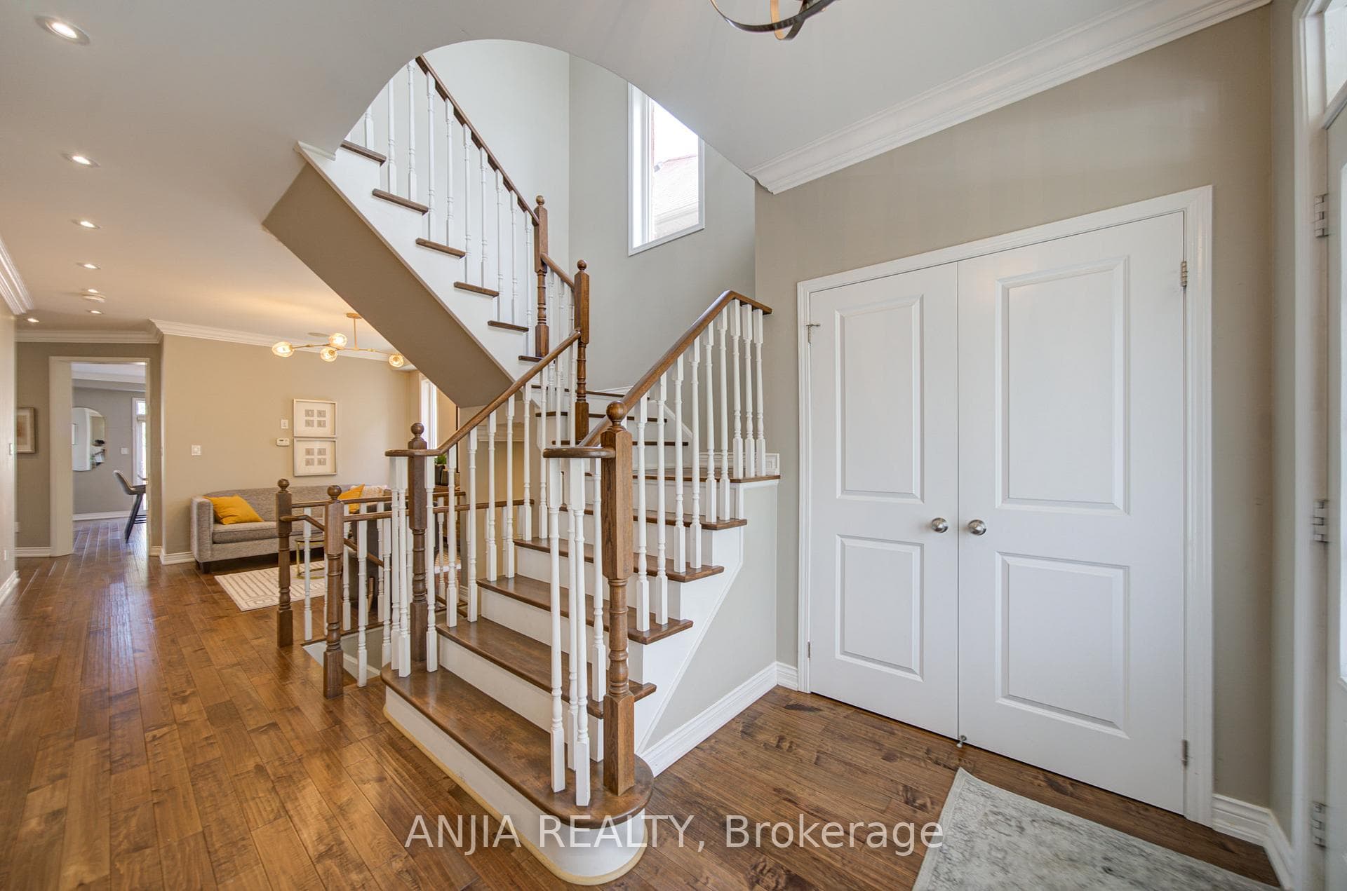 56 Stockell Crescent photo 7