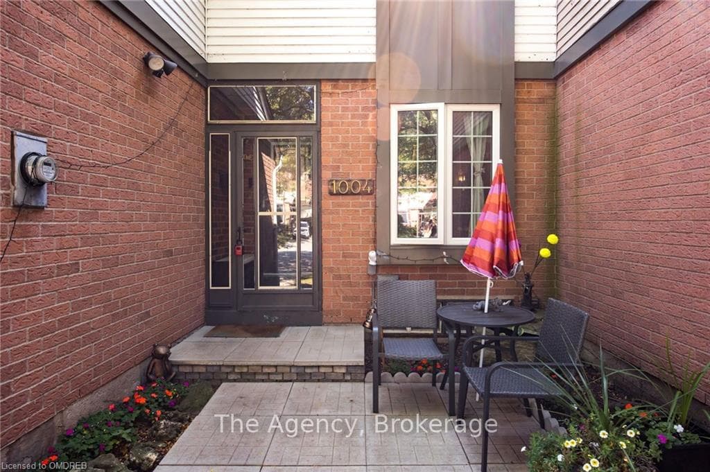 1004 ELIZABETH Place photo 2
