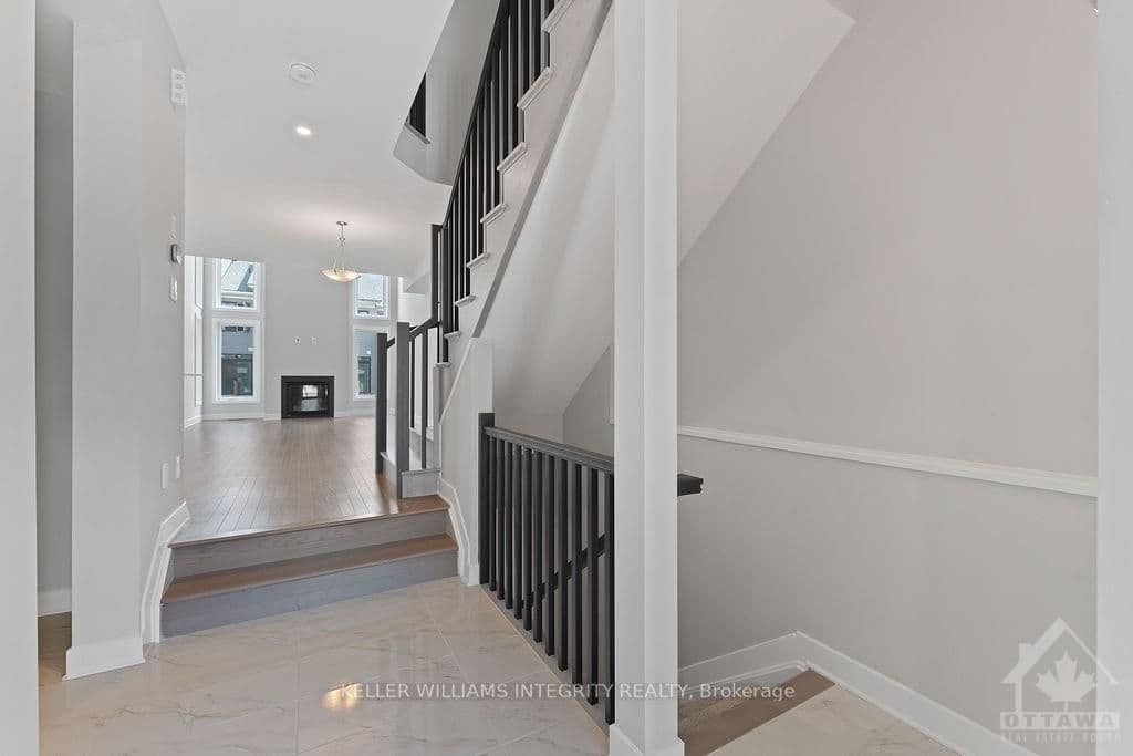 127 BRISTOL Crescent photo 2