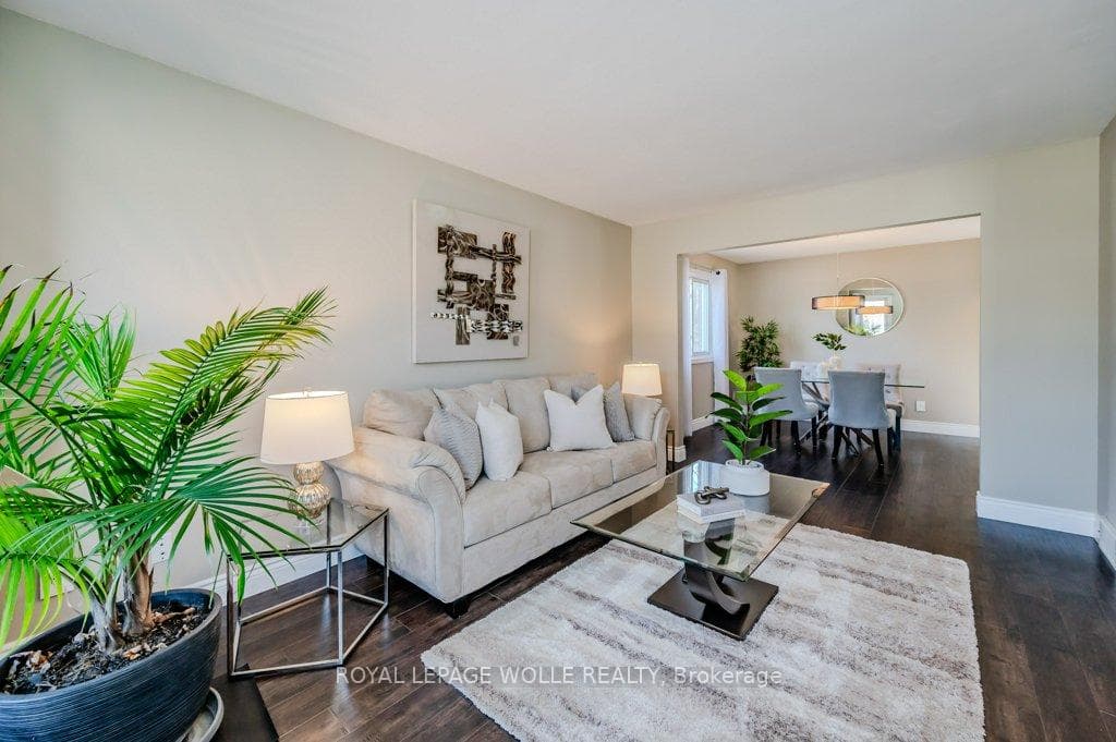 47 Sprucedale Crescent photo 6