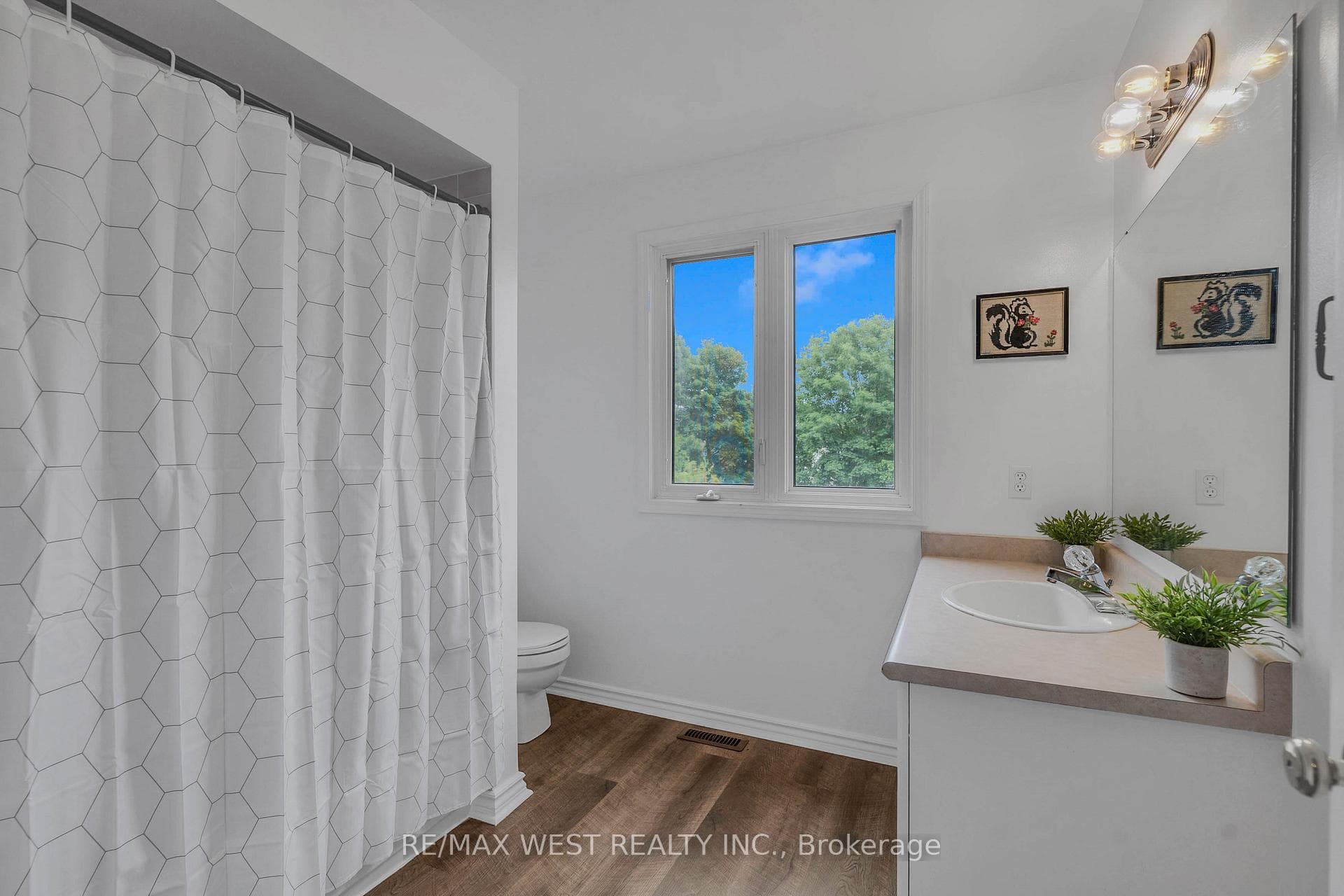203 Elizabeth Crescent photo 26