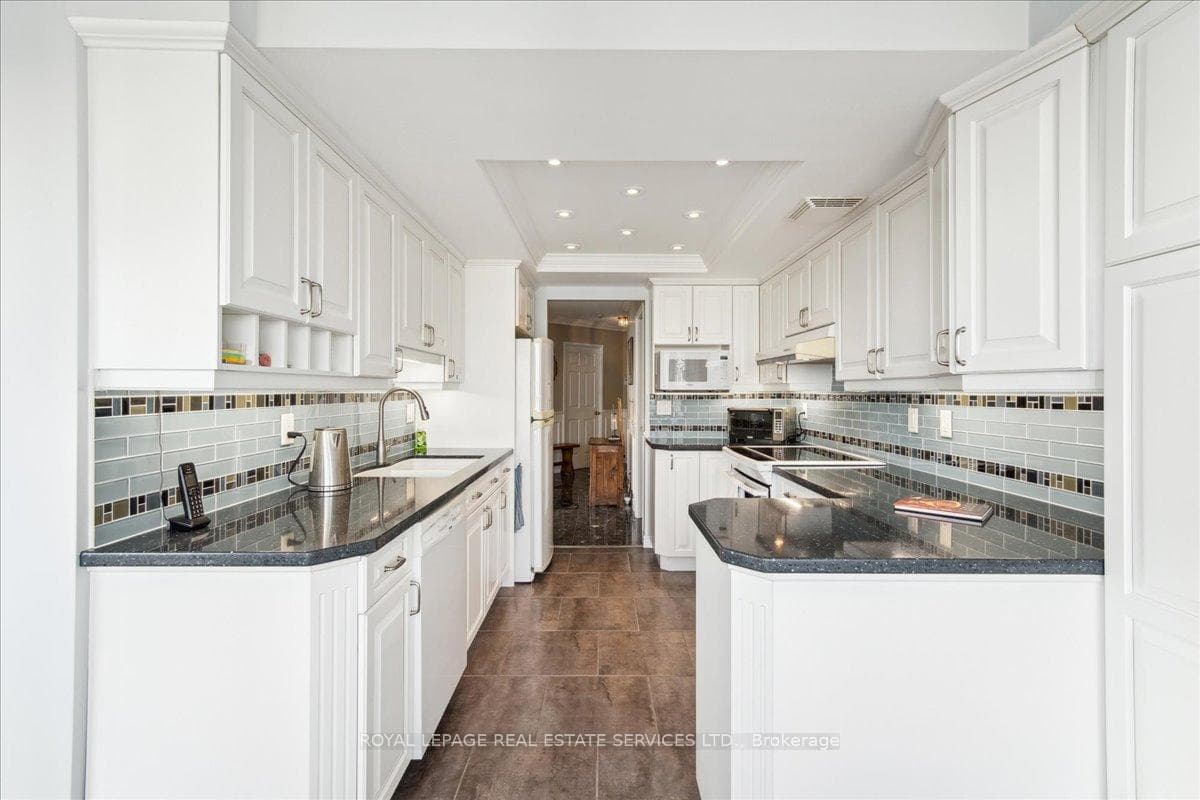 20 Guildwood Parkway Unit 808 photo 9
