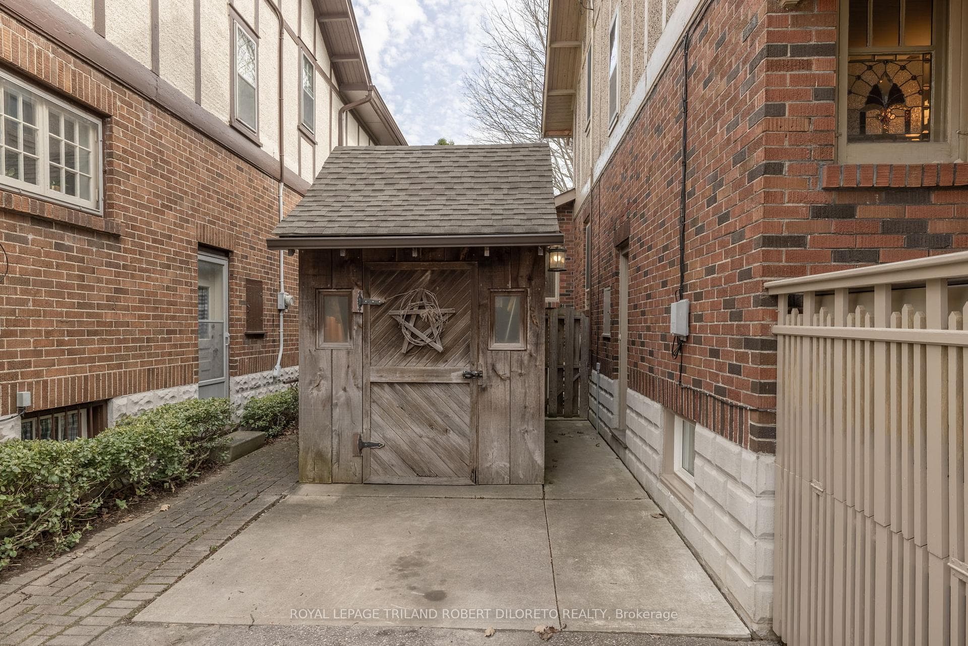 439 Victoria Street photo 27