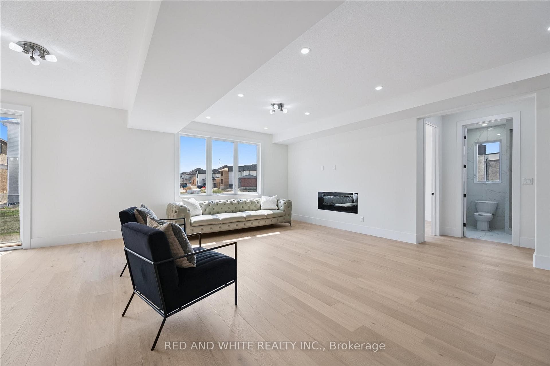 76 Sass Crescent photo 9