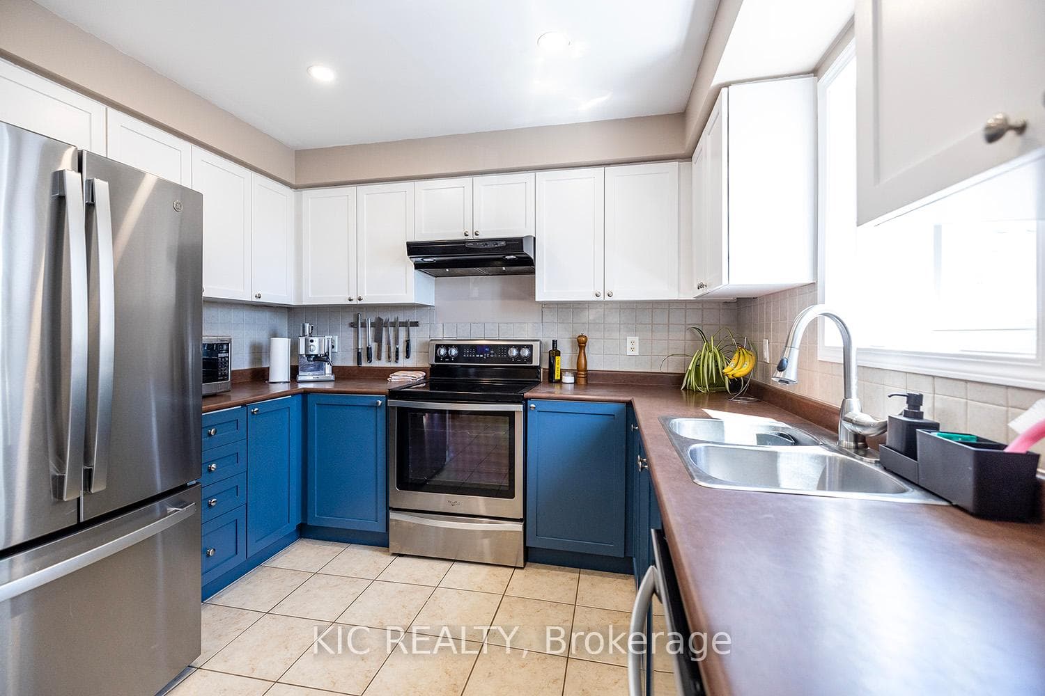 899 Bourne Crescent photo 14