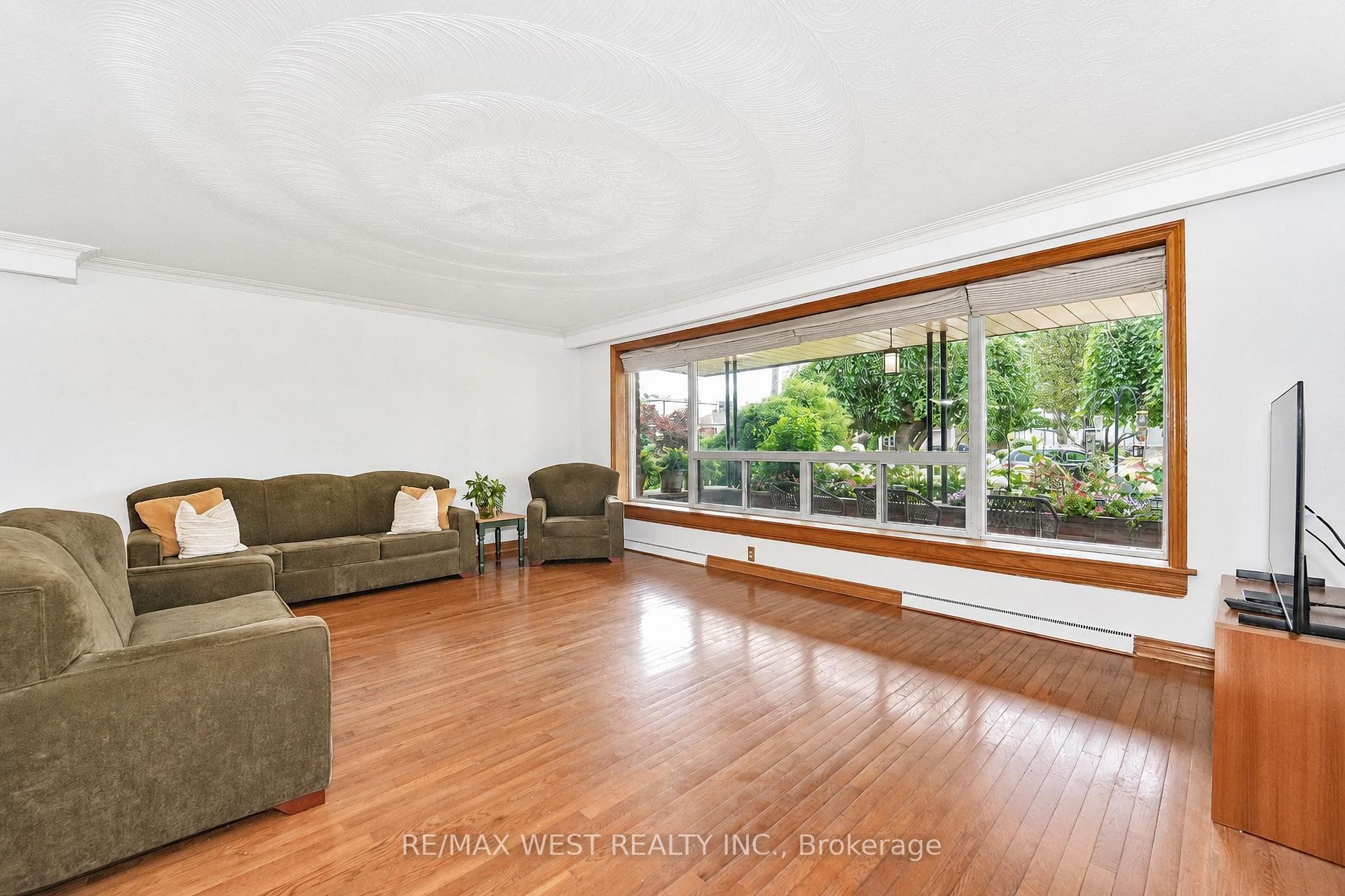 14 Model Avenue photo 3